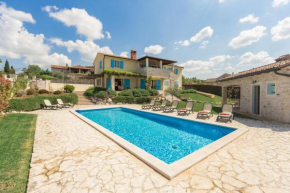 Villa Mit Pool, Garten Und Sommerküche